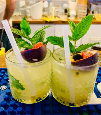 il Beach Bar offre un aperitivo unico, multisensoriale con cocktail d’autore. Penelope a Mare a Pescara
