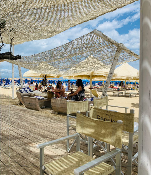 Un luogo esclusivo dove gustare drink e cocktail accompagnati dalla vista mozzafiato del mare di Pescara.